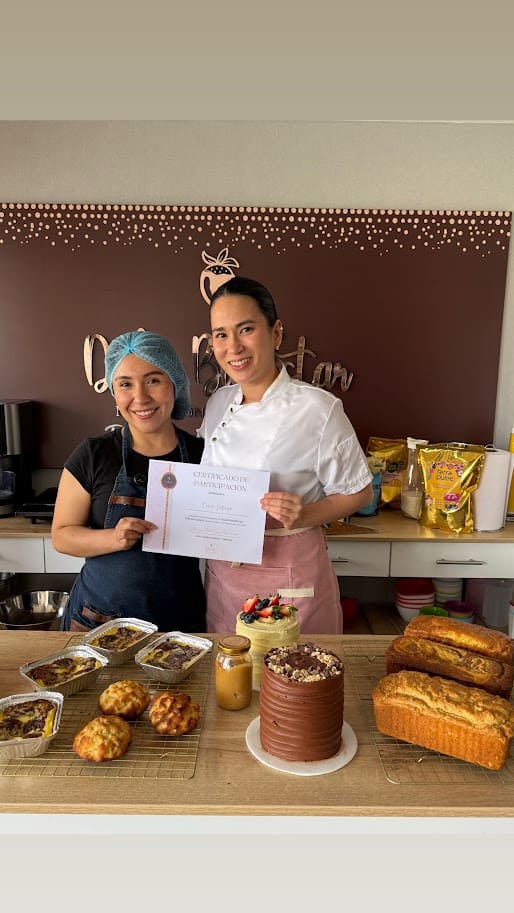 Alumnas de Dulce Bienestar con su certificado y preparaciones