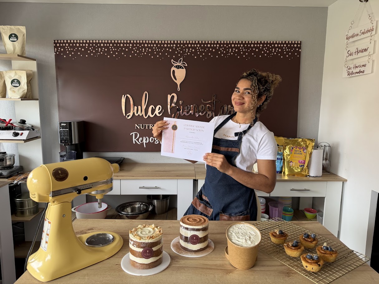 Alumna feliz mostrando su certificado en el estudio