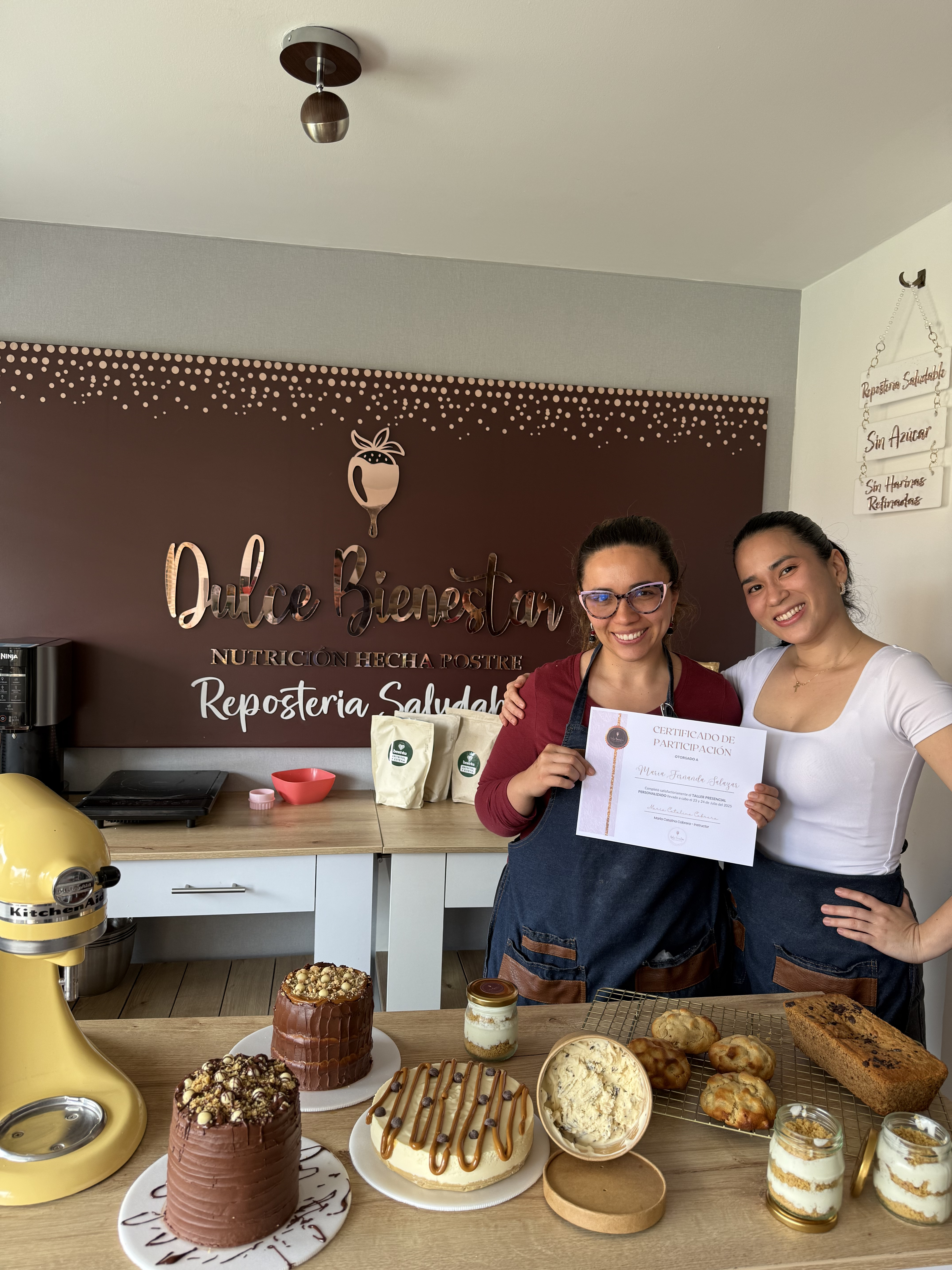 Alumnas de Dulce Bienestar con sus creaciones saludables